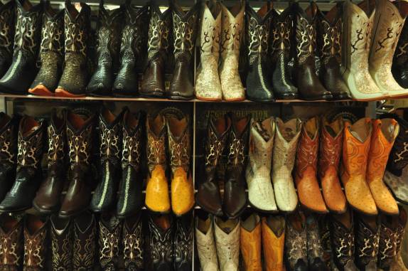 Venda de botas no Mercado San Juan de Diós, em Guadalajara, no México